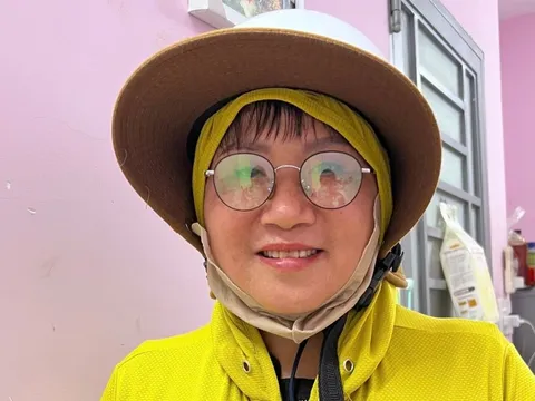 'Dúi' 100 triệu vào túi chủ bếp cơm từ thiện ở TP.HCM rồi biến mất