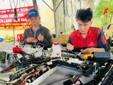 Tạm gác mưu sinh lao vào rốn lũ Phú Yên giúp dân sửa xe máy, tivi