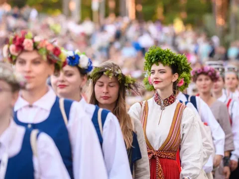 Phụ nữ ở Latvia phải ‘thuê chồng’ theo giờ vì thiếu hụt đàn ông