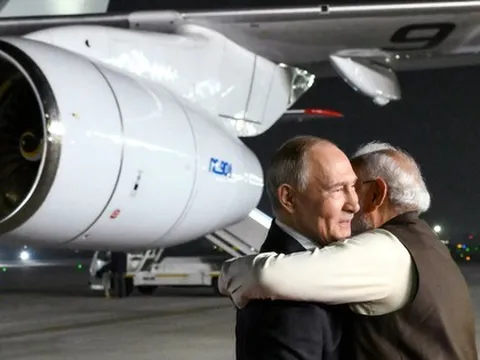 Thủ tướng Ấn Độ đích thân ra sân bay đón Tổng thống Putin