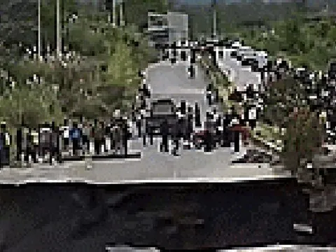 Video "hố tử thần” sụt lún khủng khiếp, bẻ gãy đường cao tốc ở Indonesia