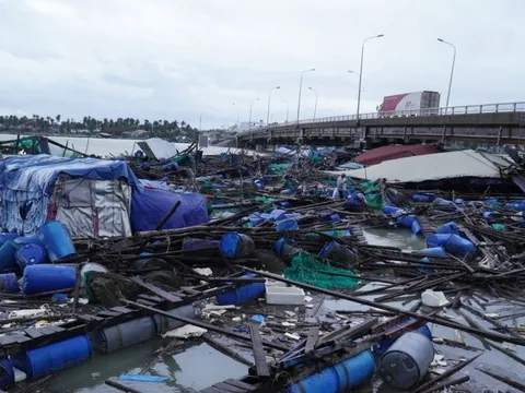 Sinh kế nào cùng người dân vượt lũ?