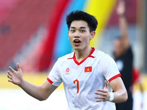 Đình Bắc ngơ ngác trong pha bẻ còi của trọng tài ở SEA Games