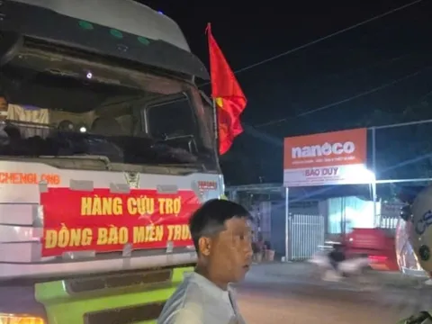 Dán băng rôn hàng cứu trợ trên xe để chở gạo quá tải là hành vi đáng lên án