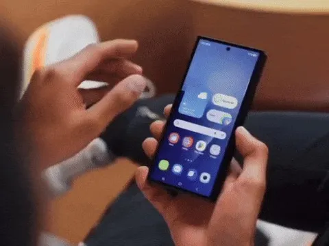 Trên tay điện thoại gập ba của Samsung