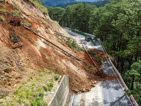Cận cảnh vết sạt lở vùi lấp mặt đường đèo Prenn