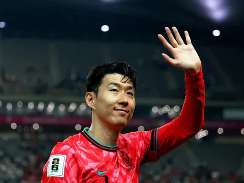 CĐV Hàn Quốc ăn mừng vì thoát bảng tử thần