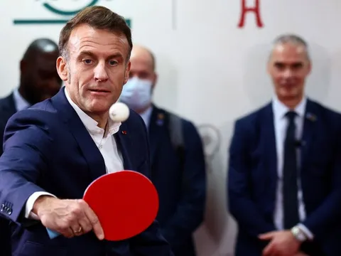 Tổng thống Macron chạy bộ, chơi bóng bàn ở Trung Quốc, được sinh viên khen 'duyên dáng'