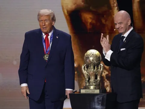 Người hâm mộ chỉ trích FIFA vì ưu ái Tổng thống Donald Trump