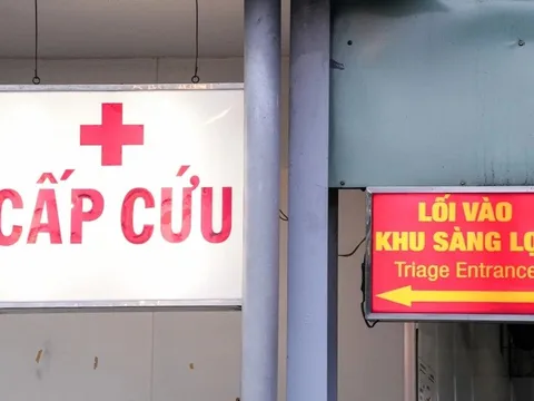 Tai nạn hy hữu khiến bé trai bị mảnh bồn cầu rạch vết dài ở lưng