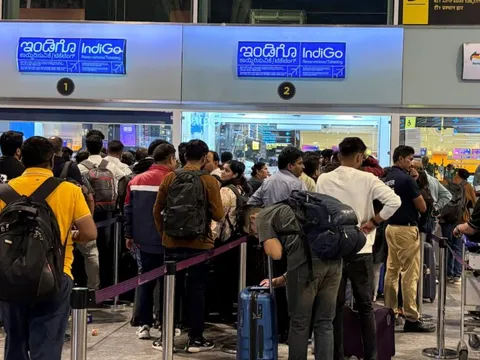 Ngành hàng không Ấn Độ hỗn loạn, 1.000 chuyến bay bị huỷ chỉ trong vài ngày: Điều gì khiến hàng nghìn hành khách mắc kẹt?