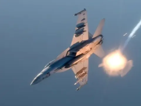 Kinh hoàng Biển Đỏ: Tàu chiến Mỹ khai hỏa tiêu diệt... chiến đấu cơ Mỹ - suýt gây thảm họa kép