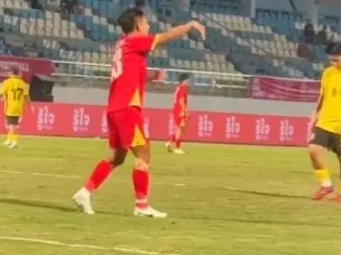 Bích Thùy 'diễn' lại cảnh thủ môn Malaysia bị đau