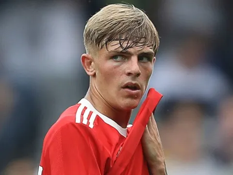 Cựu sao MU không đủ trình đá giải hạng dưới