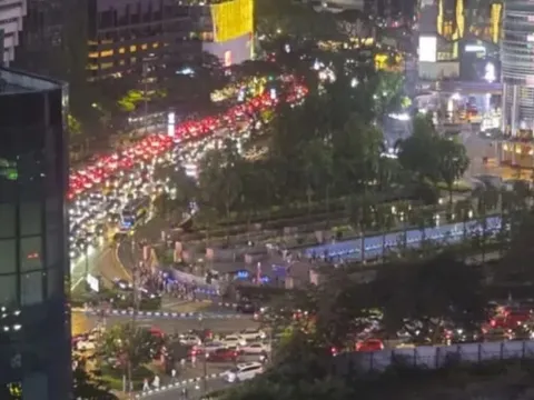 Kuala Lumpur 'đứng hình' trong mưa lớn