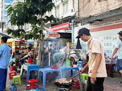 Hàng rong, xe ôm tái lấn chiếm, bủa vây cổng bệnh viện