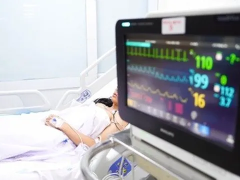 Người nhảy lầu thoát khỏi vụ cháy quán ăn: "Không thể thở nổi"