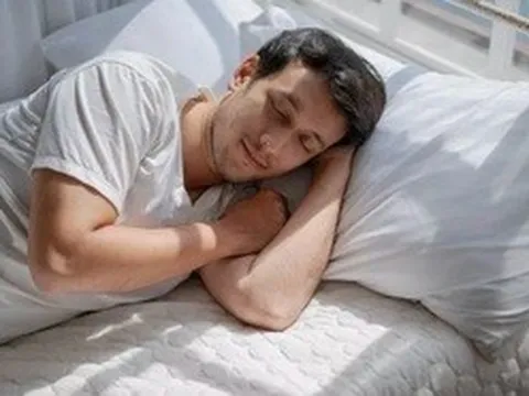 Thói quen ngủ tưởng vô hại có thể khiến cổ vai gáy đau mỗi sáng