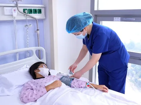 Đang ngồi học bỗng gục xuống bàn, cậu bé 8 tuổi bị đột quỵ não