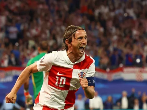 Modric khiến CĐV Anh run sợ