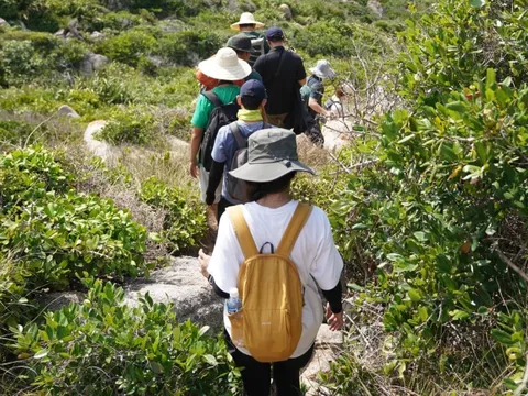 Công an vào cuộc vụ người dẫn đoàn 'đòi ôm hôn' khách trekking Tà Xùa