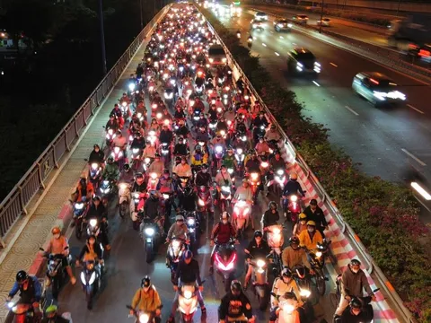 Nước cống tràn lên mặt đường Võ Nguyên Giáp vì triều cường, hàng ngàn xe máy 'bò' qua đoạn ngập