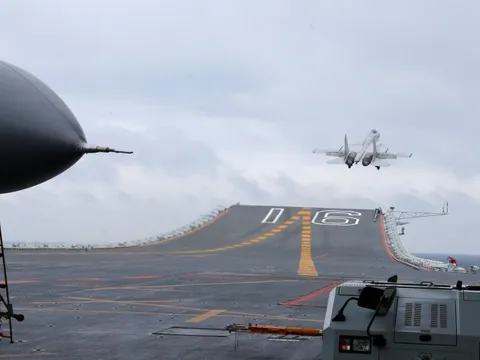 Máy bay Trung Quốc khóa radar máy bay Nhật Bản