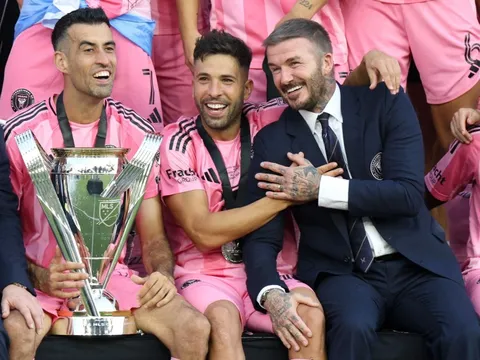 Alba, Busquets kết thúc sự nghiệp