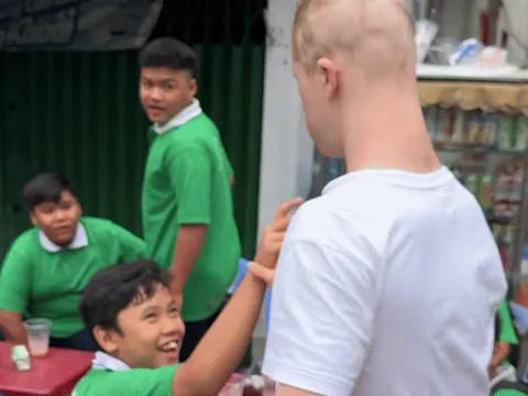 Ông bố Tây nhận bất ngờ khi đưa con trai Down dạo phố TP.HCM