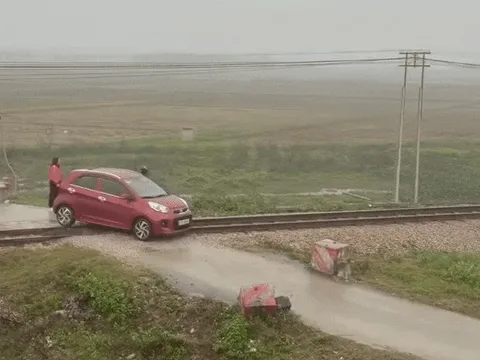 Khoảnh khắc tàu phanh gấp né ôtô kẹt giữa đường ray