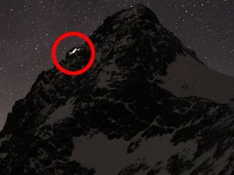 Cô gái chết cóng trên đỉnh núi cao nhất nước Áo, webcam ghi lại tội ác