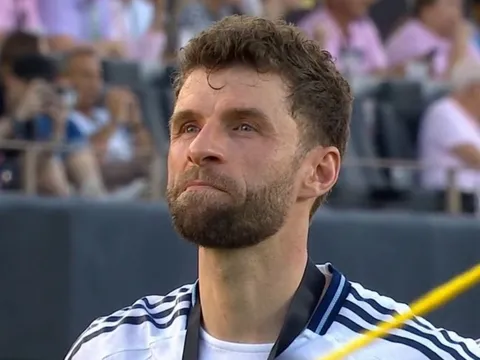 Phản ứng của Muller khi thua Messi