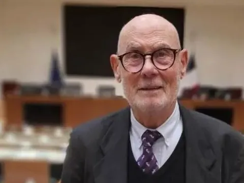 Cụ ông 89 tuổi trở lại giảng đường, bảo vệ thành công luận án tiến sĩ sau 60 năm