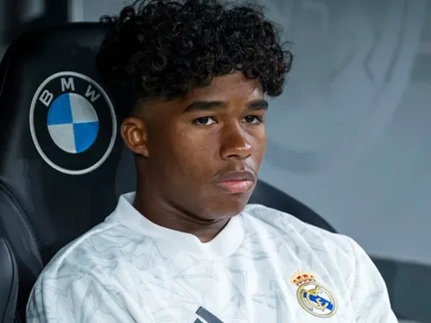 Endrick không ra sân cũng bị thẻ đỏ