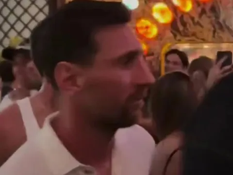 Beckham khiến Messi 'cứng đơ người'