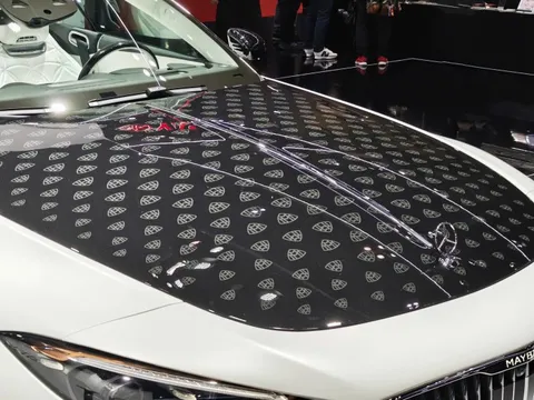 Có bao nhiêu logo được gắn lên chiếc Mercedes-Maybach SL680 Monogram?