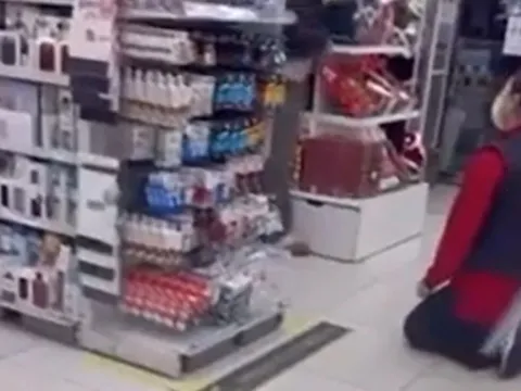 Bà mẹ bắt nhân viên quỳ gối xin lỗi ở Daiso Hàn Quốc gây phẫn nộ