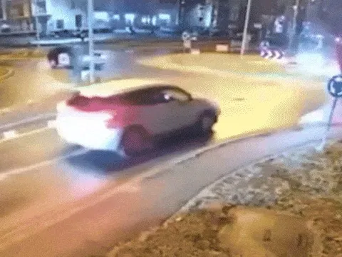 Cảnh ôtô bật khỏi đường, bay vèo lên trời khiến người xem thót tim