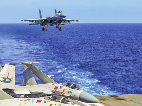 Nhật Bản triệu tập đại sứ Trung Quốc vụ khóa mục tiêu máy bay, Bắc Kinh điều hàng không mẫu hạm