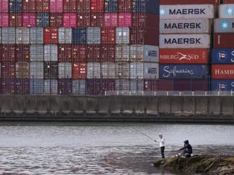 Lần đầu tiên trong lịch sử, thặng dư thương mại của Trung Quốc vượt 1 nghìn tỷ USD nhờ dịch chuyển dòng hàng từ Mỹ sang ĐNÁ, Châu Âu