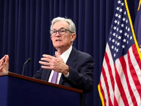 Fed 'đi trên dây'