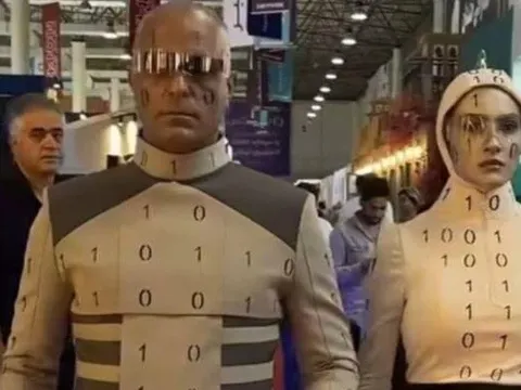 Chuyện thật như đùa tại Iran: Robot hình người cao cấp tại triển lãm công nghệ bị bóc mẽ là người thật đóng giả