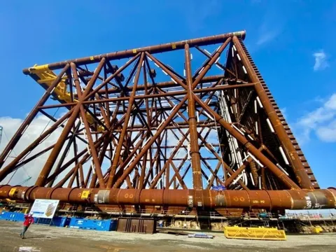 Công trình 3.000 tỷ cần hơn 13.000 tấn thép, huy động gần 1.000 kỹ sư và công nhân giữa biển khơi Việt Nam: Ai đứng sau?