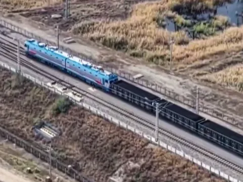 Phát hiện 7 đoàn tàu Trung Quốc chở 35 nghìn tấn hàng, di chuyển sát nhau, kết nối bằng tín hiệu không dây