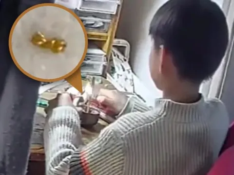 Bé trai Trung Quốc cắn nát dây chuyền vàng của mẹ tặng bạn cùng lớp