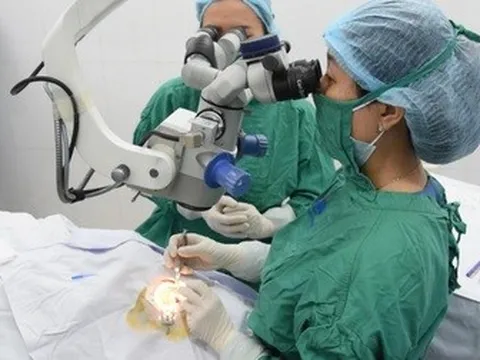 Giác mạc từ Nepal xuyên biên giới mang lại ánh sáng cho 12 bệnh nhân Việt