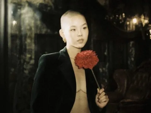 Bức ảnh nữ idol cắt bỏ ngực gây sốc ở Hàn Quốc