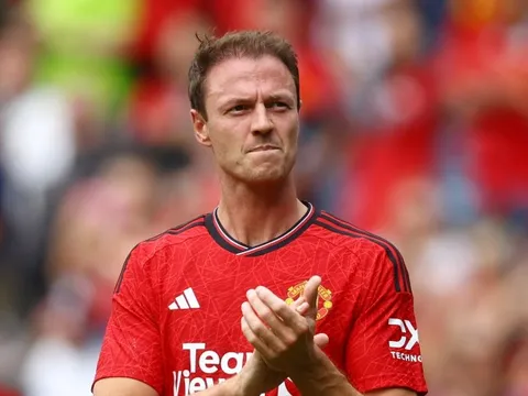 Trung vệ kỳ cựu bất ngờ rời MU