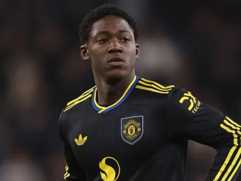 Fan MU phản ứng khó tin với Mainoo