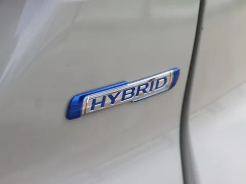 Loạt xe hybrid hưởng ưu đãi hàng chục triệu đồng tháng cuối năm